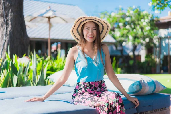 Ritratto bella giovane donna asiatica felice sorriso rilassarsi intorno a essere — Foto Stock