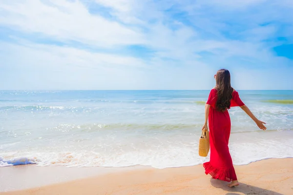 Retrato bonito jovem asiático mulher na praia e mar — Fotografia de Stock