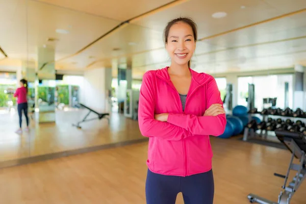 Ritratto donna asiatica che esercita e lavora in palestra — Foto Stock