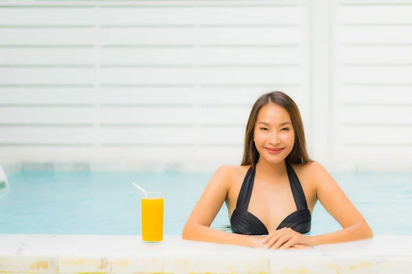 Portret mooie jonge Aziatische vrouw gelukkig glimlach ontspannen rond ou — Stockfoto
