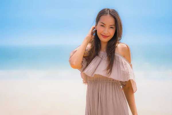 Retrato hermosa joven asiática mujer feliz sonrisa relajarse en el tr — Foto de Stock