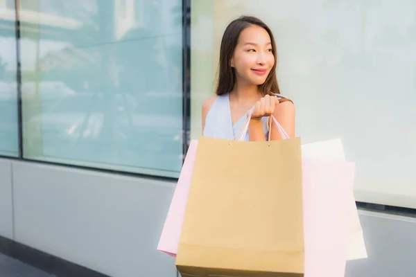 Portré szép fiatal ázsiai nő boldog és mosolygott vásároln — Stock Fotó