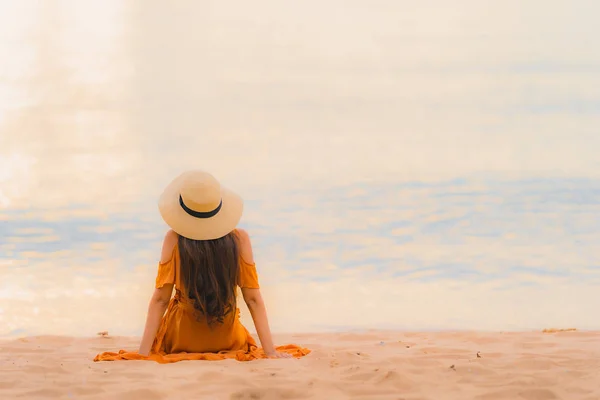 Retrato bonito jovem asiático mulher feliz sorriso relaxar no ser — Fotografia de Stock