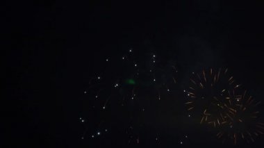 Gece gökyüzünde patlayan havai fişeklerin yakın çekim görüntüleri.