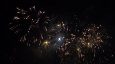 Gece gökyüzünde patlayan havai fişeklerin yakın çekim görüntüleri.