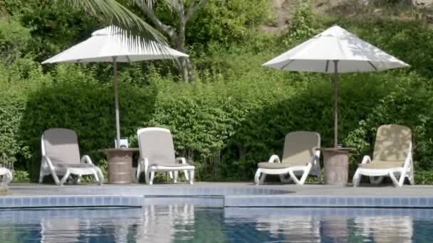 Images tranquilles de piscine vide à l'hôtel resort