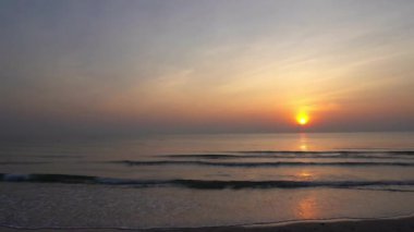 Güzel dalgalı denizin sakin görüntüleri.