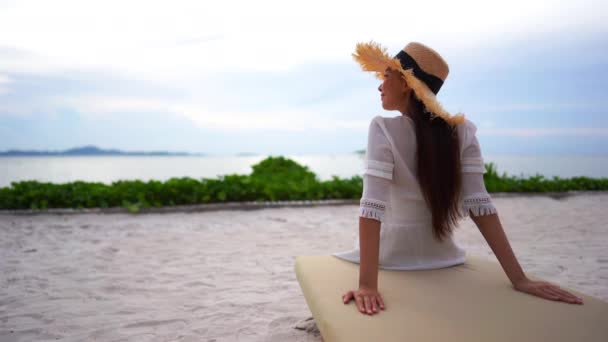 Zdjęcia Azjatyckiej Kobiety Wybrzeżu Podczas Wakacji — Wideo stockowe
