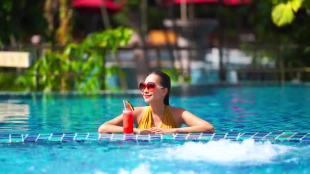 Beeldmateriaal Van Mooie Aziatische Vrouw Ontspannen Zwembad Hotel — Stockvideo