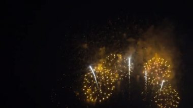 Gece gökyüzünde patlayan havai fişeklerin yakın çekim görüntüleri.