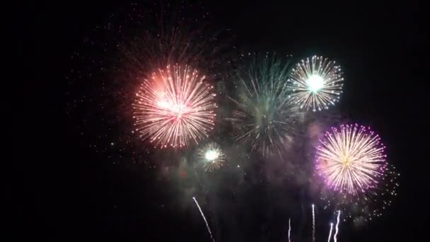 Κοντινό Πλάνο Πυροτεχνήματα Εκρήγνυνται Στον Νυχτερινό Ουρανό — Αρχείο Βίντεο
