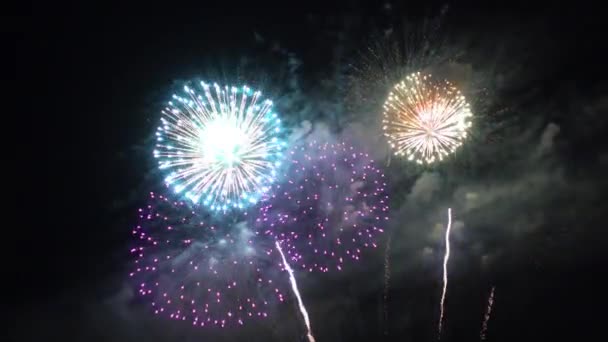 Imagens Perto Fogos Artifício Explodindo Céu Noturno — Vídeo de Stock