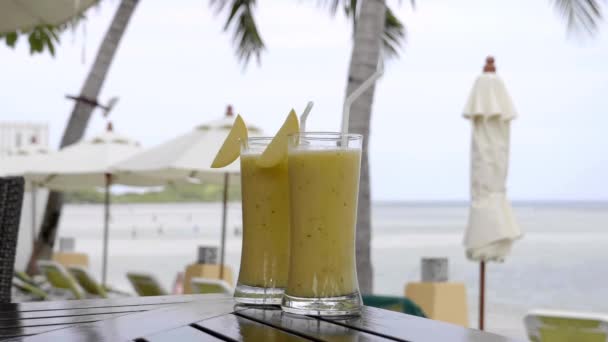 Bilder Läckra Tropiska Drinkar Stranden — Stockvideo