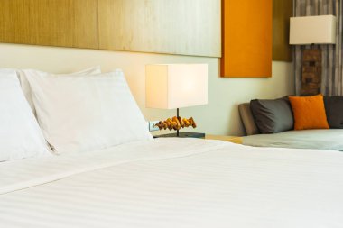 Hafif lamba ile yatak dekorasyonbeyaz rahat yastık