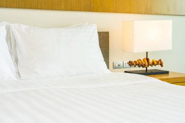 Hafif lamba ile yatak dekorasyonbeyaz rahat yastık