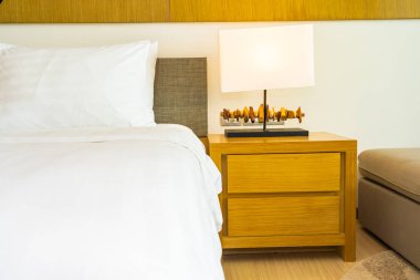 Hafif lamba ile yatak dekorasyonbeyaz rahat yastık