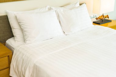 Hafif lamba ile yatak dekorasyonbeyaz rahat yastık