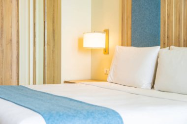 Hafif lamba ile yatak dekorasyonbeyaz rahat yastık