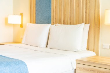 Hafif lamba ile yatak dekorasyonbeyaz rahat yastık