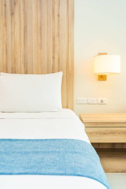 Hafif lamba ile yatak dekorasyonbeyaz rahat yastık