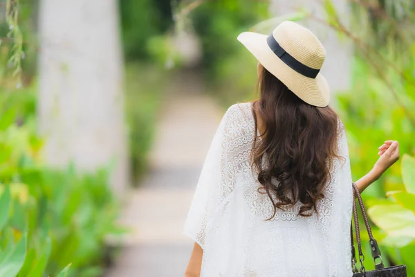 Retrato hermosa joven asiática mujer caminar en el jardín — Foto de Stock