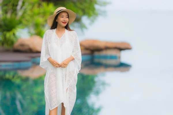 Retrato hermosa joven asiática mujer sonrisa feliz relajarse alrededor de sw — Foto de Stock