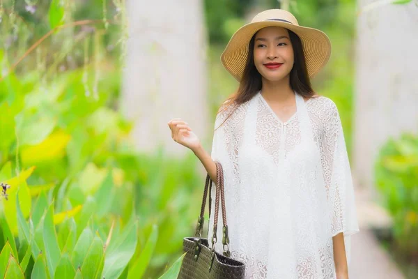 Retrato bonito jovem asiático mulher andar no jardim — Fotografia de Stock