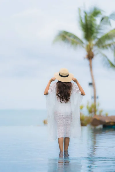 Retrato hermosa joven asiática mujer sonrisa feliz relajarse alrededor de sw — Foto de Stock