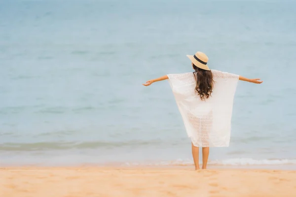 Ritratto bella giovane donna asiatica sorriso felice relax sul be — Foto Stock