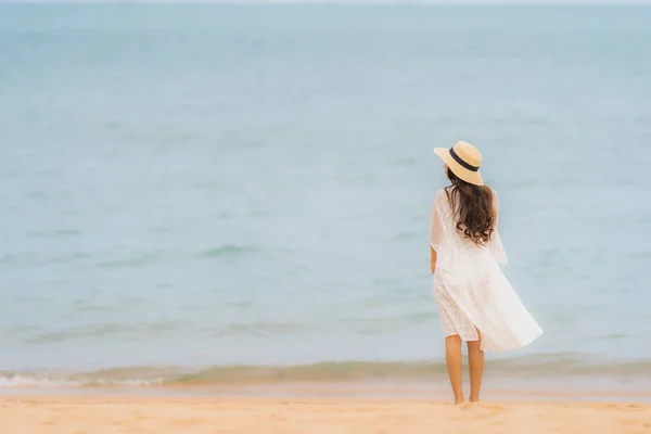 Ritratto bella giovane donna asiatica sorriso felice relax sul be — Foto Stock