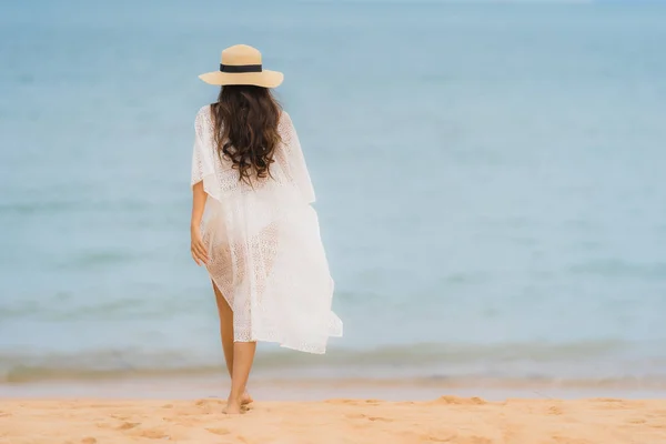 Ritratto bella giovane donna asiatica sorriso felice relax sul be — Foto Stock