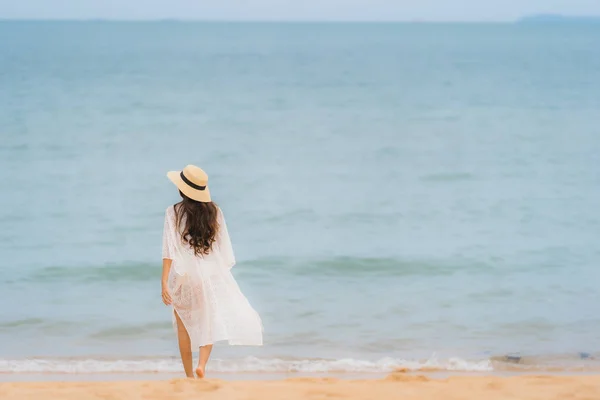 Ritratto bella giovane donna asiatica sorriso felice relax sul be — Foto Stock