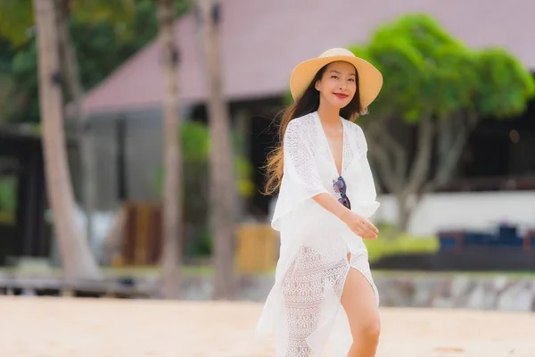 Portrait beautiful young asian woman smile happy relax on the be — Stock Photo, Image