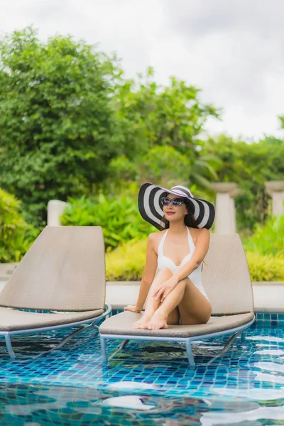 Retrato bonito jovem asiático mulher sorriso feliz relaxar em torno de sw — Fotografia de Stock