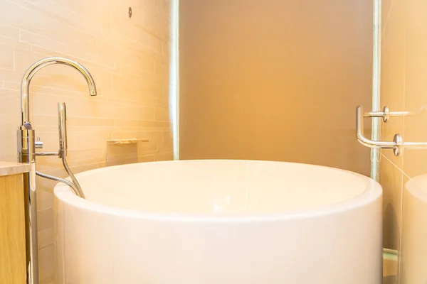 バスルームの白いバスタブ装飾インテリア — ストック写真
