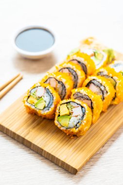 California maki suşi rulo