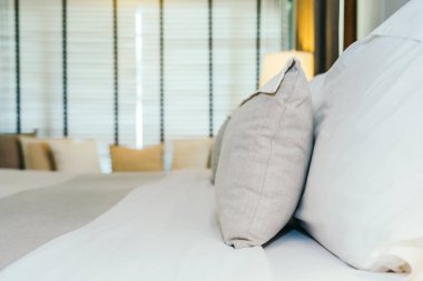 Beyaz yastık Yatak Dekorasyon güzel lüks yatak odasında Inter