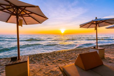 Şemsiye ve sandalye yastık çevresinde bea güzel manzara ile