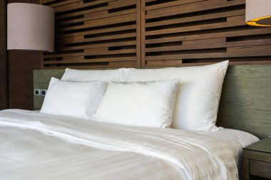 Hafif lamba ile yatakta güzel lüks rahat yastık