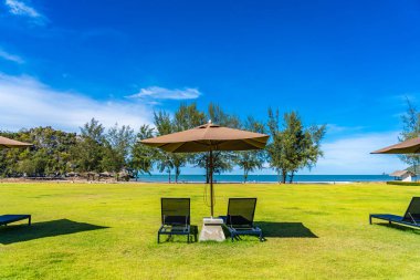 Şemsiye ve c ile deniz ve plaj güzel açık manzara
