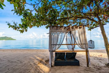 Tropikal plaj deniz Okyanusu üzerinde boş yatak koltuğu ve salon 