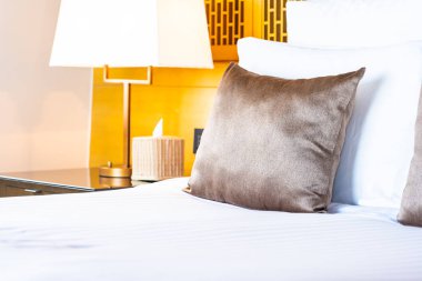 Yatak ve battaniye üzerinde güzel lüks rahat beyaz yastık Dec