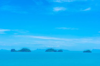 Ada ve beyaz bulut ile güzel açık deniz okyanus manzarası 