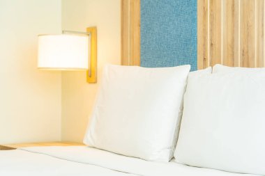 Hafif lamba ile yatak dekorasyonbeyaz rahat yastık