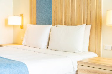 Hafif lamba ile yatak dekorasyonbeyaz rahat yastık