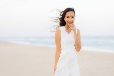 Portre güzel genç Asyalı kadın mutlu ve gülümseme beac