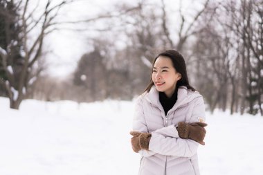 Kar kazanmak seyahat için mutlu gülümseyen güzel genç Asyalı kadın