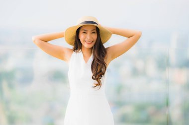 Portre güzel genç Asyalı kadın mutlu gülümseme ro üzerinde Relax