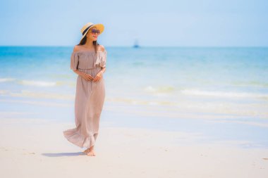 Portre güzel genç Asyalı kadın mutlu gülümseme Relax tr