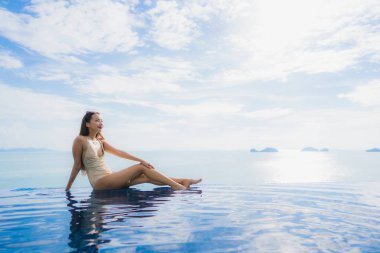 Portre genç asyalı kadın yüzme kaka etrafında mutlu gülümseme dinlenmek